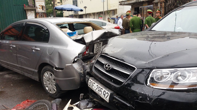 Hà Nội: Ô tô tông hàng loạt phương tiện ở cổng sau Bệnh viện Bạch Mai - Ảnh 4.