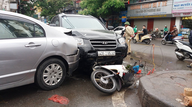 Hà Nội: Ô tô tông hàng loạt phương tiện ở cổng sau Bệnh viện Bạch Mai - Ảnh 8.