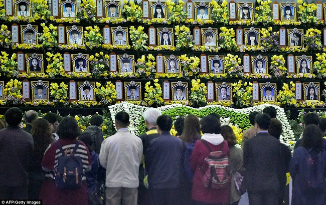4 năm trôi qua, những câu chuyện buồn từ thảm kịch chìm phà Sewol khiến người dân Hàn Quốc nghẹn ngào nước mắt - Ảnh 5.