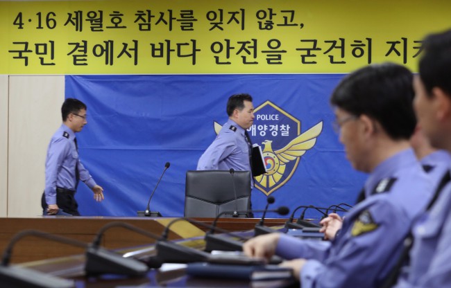 Người dân trên khắp Hàn Quốc lại thắt những dải ruy-băng vàng, tưởng nhớ nạn nhân chìm phà Sewol - Ảnh 1.