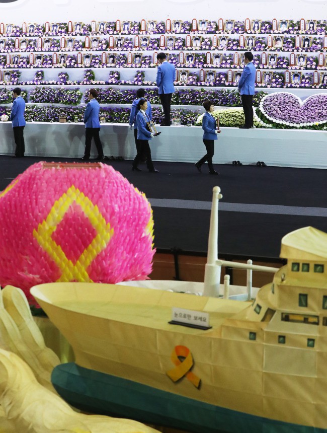 Người dân trên khắp Hàn Quốc lại thắt những dải ruy-băng vàng, tưởng nhớ nạn nhân chìm phà Sewol - Ảnh 4.