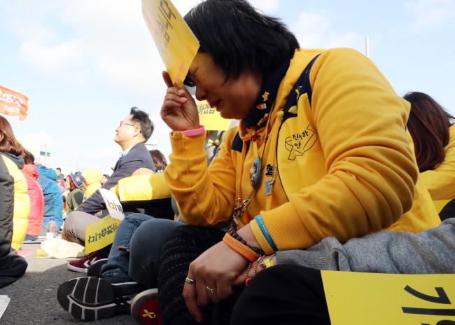 Người dân trên khắp Hàn Quốc lại thắt những dải ruy-băng vàng, tưởng nhớ nạn nhân chìm phà Sewol - Ảnh 8.