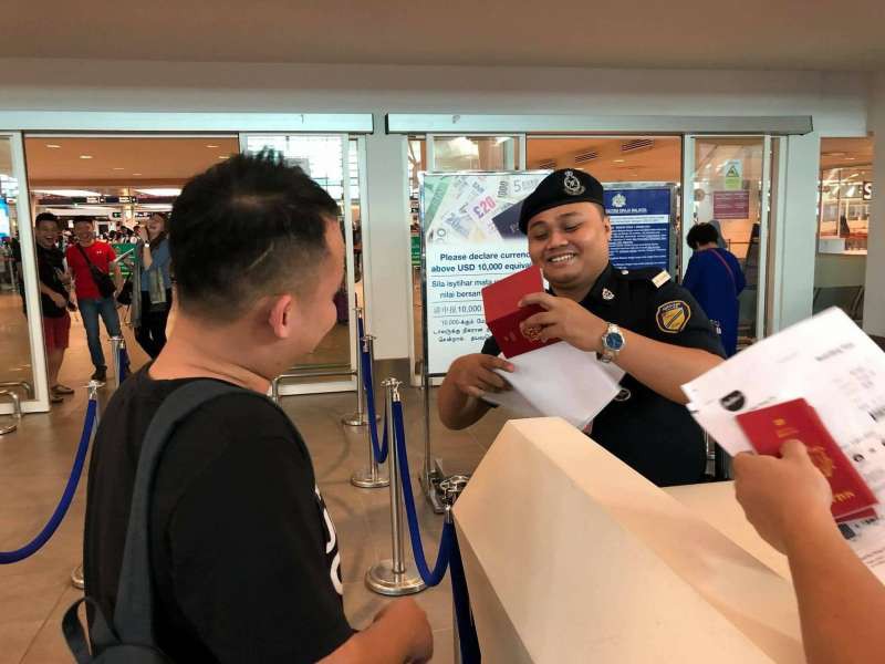 Du lịch tới Việt Nam, chàng trai trẻ người Malaysia bị bạn thân chơi khăm một vố dở khóc dở cười 2