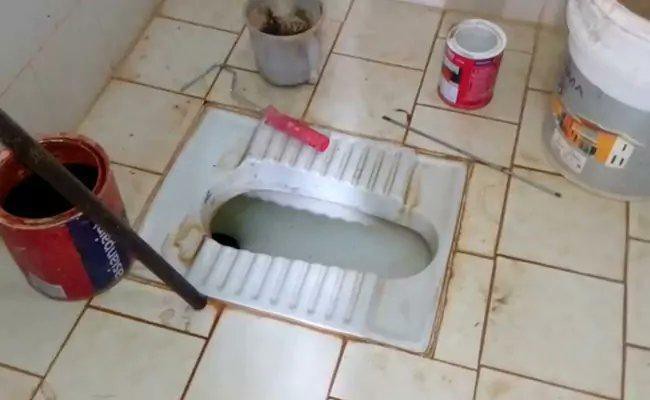Thợ sửa ống nước bị sốc khi phát hiện thi thể bé sơ sinh 2 ngày tuổi trong bồn cầu 1 Thợ sửa ống nước bị sốc khi phát hiện thi thể bé sơ sinh 2 ngày tuổi trong bồn cầu 1