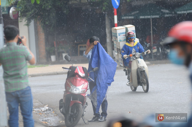 Sài Gòn xuất hiện mưa rào bất thường giữa trưa, người dân vẫn chưa được giải nhiệt sau 1 tháng oi bức - Ảnh 3.