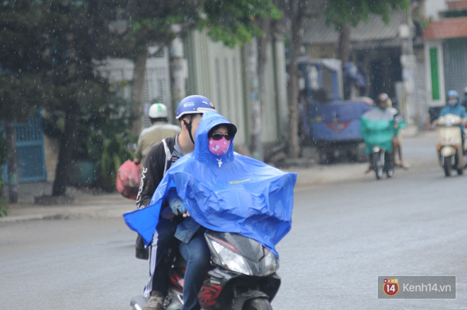 Sài Gòn xuất hiện mưa rào bất thường giữa trưa, người dân vẫn chưa được giải nhiệt sau 1 tháng oi bức - Ảnh 5.