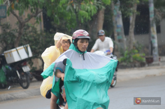 Sài Gòn xuất hiện mưa rào bất thường giữa trưa, người dân vẫn chưa được giải nhiệt sau 1 tháng oi bức - Ảnh 4.