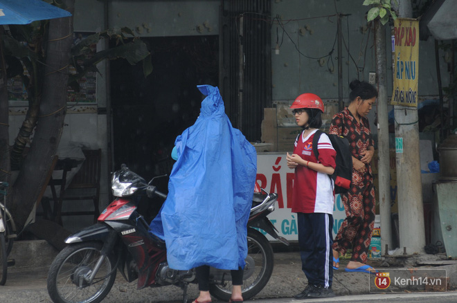 Sài Gòn xuất hiện mưa rào bất thường giữa trưa, người dân vẫn chưa được giải nhiệt sau 1 tháng oi bức - Ảnh 2.