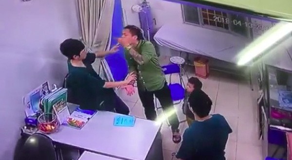 Bác sĩ BV Xanh Pôn bị đánh: Bác sĩ vẫn sẽ phục vụ những người đánh họ! 1 Bác sĩ BV Xanh Pôn bị đánh: Bác sĩ vẫn sẽ phục vụ những người đánh họ! 1