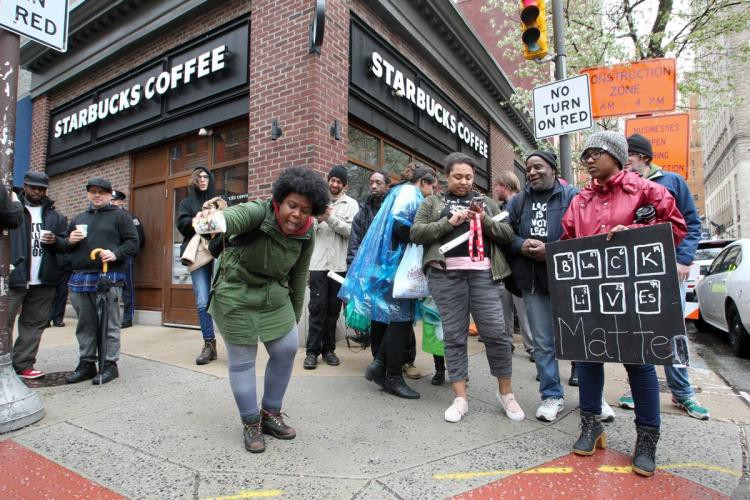 Bị cáo buộc phân biệt chủng tộc, Starbucks tạm thời đóng toàn hơn 8,000 cửa hàng tại Mỹ cho nhân viên đi tập huấn - Ảnh 2.