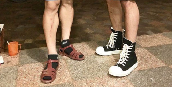 Lầy lội như Công Phượng: không có tiền mua sandal 11 triệu của Gucci thì cứ lấy luôn dép rọ quê hương mà đi 2 Lầy lội như Công Phượng: không có tiền mua sandal 11 triệu của Gucci thì cứ lấy luôn dép rọ quê hương mà đi 2