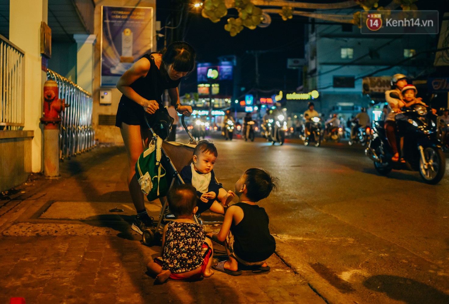 Phía sau hình ảnh 2 chiếc võng đong đưa bên lò khoai nướng của người mẹ nghèo ở Sài Gòn - Ảnh 5.