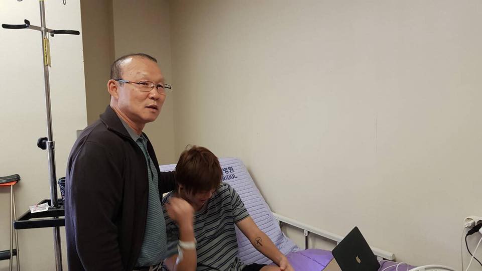 HLV Park Hang Seo tới thăm Tuấn Anh sau ca phẫu thuật ở Hàn Quốc - Ảnh 3.