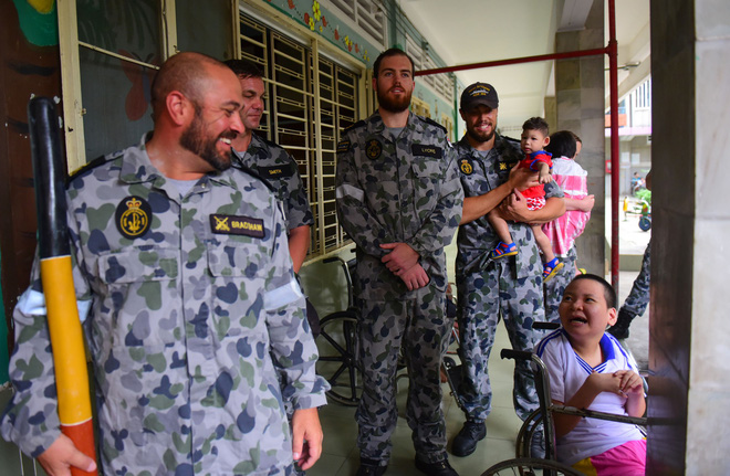 Lính Hải quân Hoàng Gia Australia bật khóc khi thăm Trung tâm Bảo trợ trẻ em tàn tật Thị Nghè - Ảnh 3.