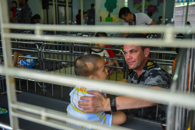 Lính Hải quân Hoàng Gia Australia bật khóc khi thăm Trung tâm Bảo trợ trẻ em tàn tật Thị Nghè - Ảnh 14.