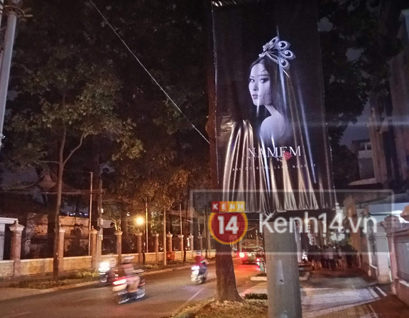 Khu vực xung quanh quán ăn của Trường Giang xuất hiện nhiều poster quảng bá MV của Nam Em - Ảnh 2.
