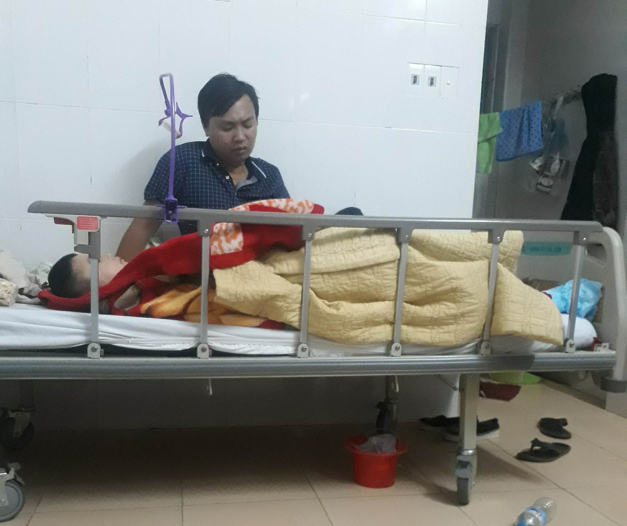 Mẹ của học sinh lớp 1 bị thương vì cô giáo lùi xe: Mẹ của học sinh lớp 1 bị thương vì cô giáo lùi xe: