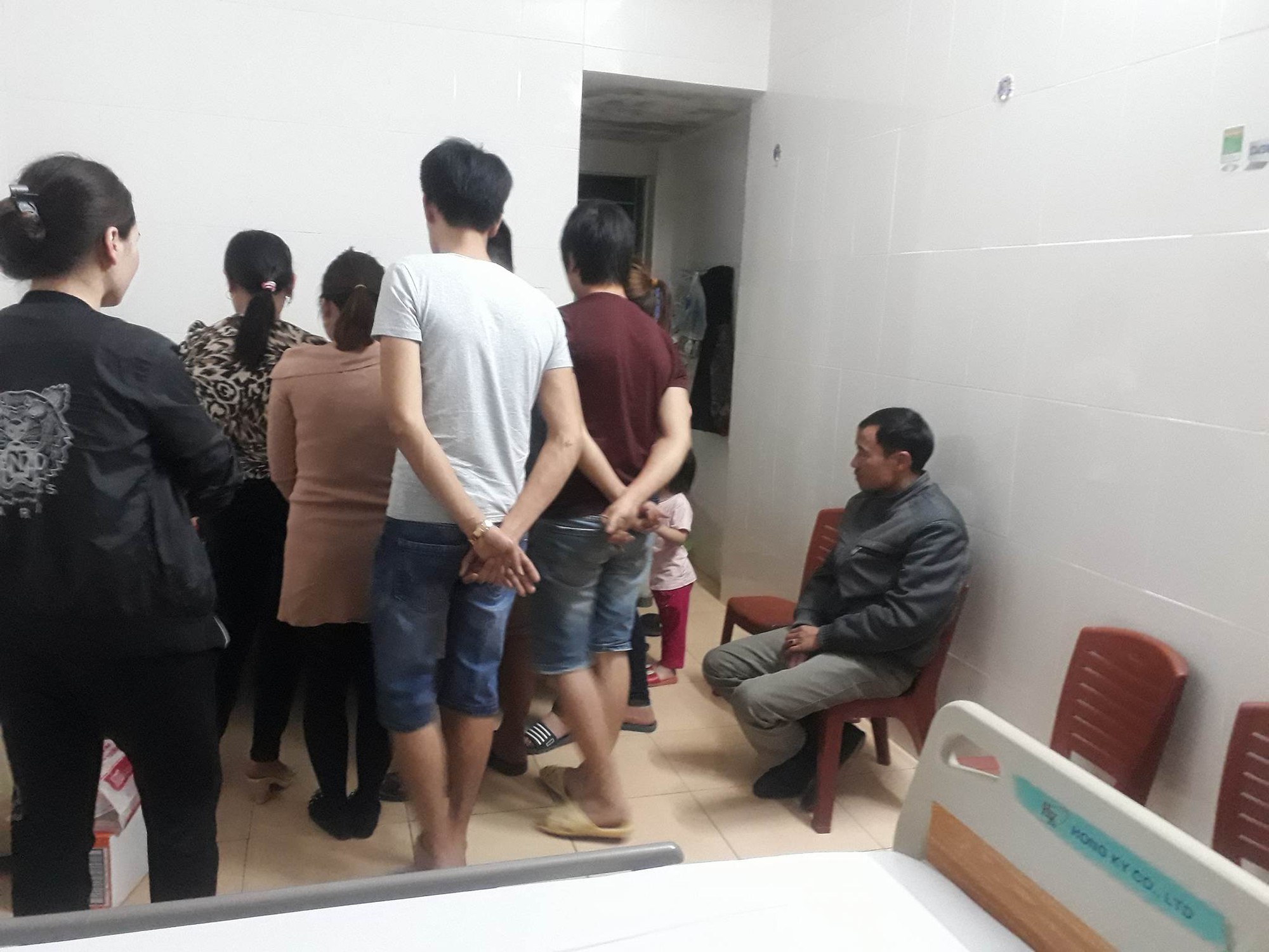 Mẹ của học sinh lớp 1 bị thương vì cô giáo lùi xe: Mẹ của học sinh lớp 1 bị thương vì cô giáo lùi xe: