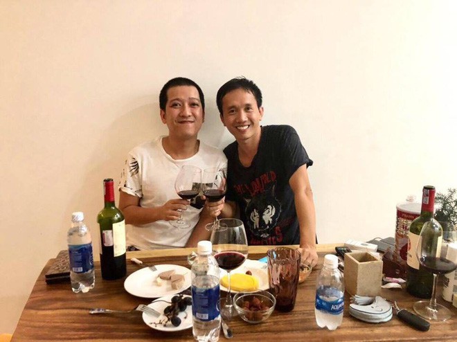 Trường Giang cạo đầu, đón sinh nhật bên bạn bè sau loạt phát ngôn về Nam Em - Ảnh 1. Trường Giang cạo đầu, đón sinh nhật bên bạn bè sau loạt phát ngôn về Nam Em 1