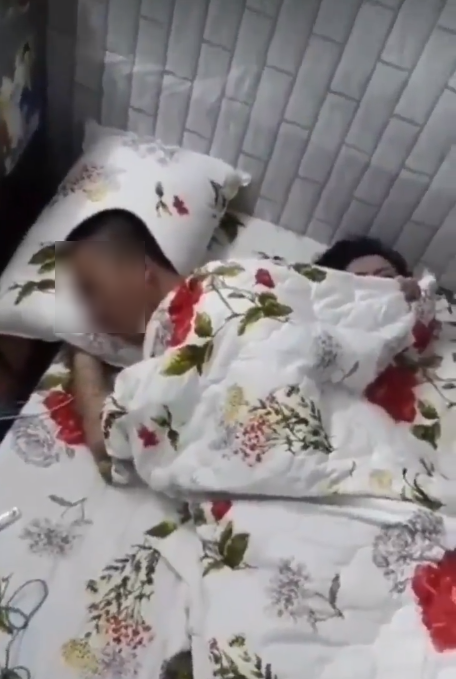 SỐC: Vợ livestream khi bắt gặp chồng ngoại tình, ngủ với bồ nhí trong phòng trọ - Ảnh 3.