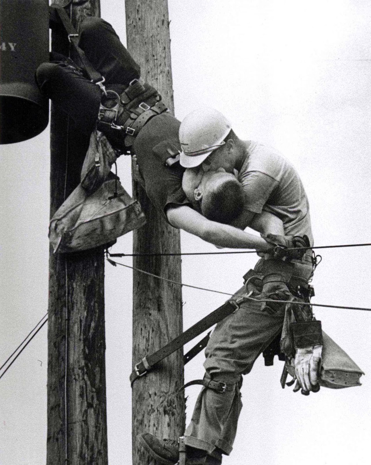 Sự thật đằng sau bức ảnh nụ hôn đồng tính của hai công nhân ngành điện lay động hàng triệu trái tim - Ảnh 1.