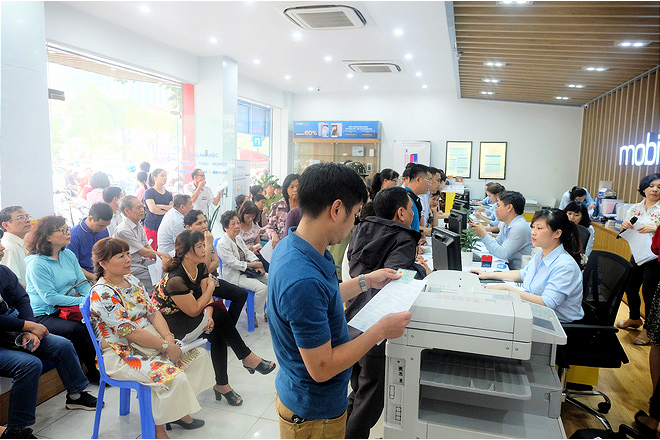 Đến hạn chót, người dân tá hỏa bế cả con nhỏ đi bổ sung thông tin, ảnh chân dung thuê bao 10 Đến hạn chót, người dân tá hỏa bế cả con nhỏ đi bổ sung thông tin, ảnh chân dung thuê bao 10