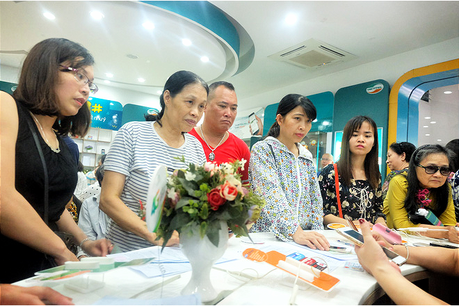 Đến hạn chót, người dân tá hỏa bế cả con nhỏ đi bổ sung thông tin, ảnh chân dung thuê bao 1 Đến hạn chót, người dân tá hỏa bế cả con nhỏ đi bổ sung thông tin, ảnh chân dung thuê bao 1