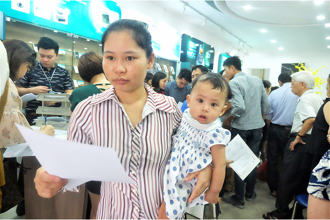 Đến hạn chót, người dân tá hỏa bế cả con nhỏ đi bổ sung thông tin, ảnh chân dung thuê bao 6 Đến hạn chót, người dân tá hỏa bế cả con nhỏ đi bổ sung thông tin, ảnh chân dung thuê bao 6
