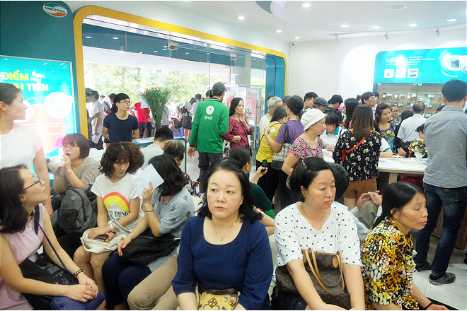 Đến hạn chót, người dân tá hỏa bế cả con nhỏ đi bổ sung thông tin, ảnh chân dung thuê bao 5 Đến hạn chót, người dân tá hỏa bế cả con nhỏ đi bổ sung thông tin, ảnh chân dung thuê bao 5