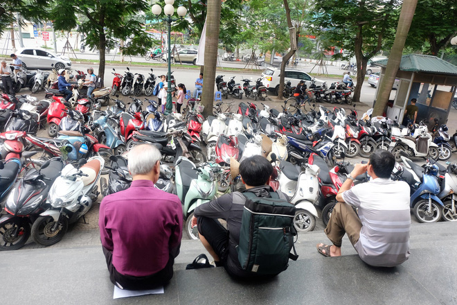 Đến hạn chót, người dân tá hỏa bế cả con nhỏ đi bổ sung thông tin, ảnh chân dung thuê bao 4 Đến hạn chót, người dân tá hỏa bế cả con nhỏ đi bổ sung thông tin, ảnh chân dung thuê bao 4