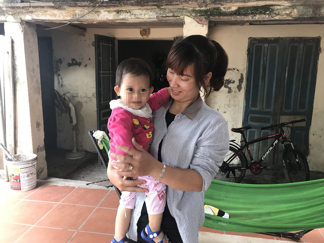 Bé gái 14 tháng tuổi bị tụ máu hai mắt sau khi từ cơ sở mầm non về - Ảnh 3. Bé gái 14 tháng tuổi bị tụ máu hai mắt sau khi từ cơ sở mầm non về 3