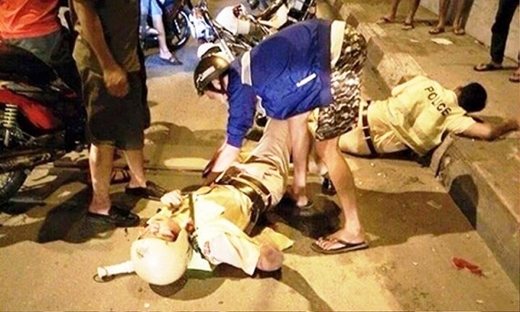 Hai thanh niên hành hung chiến sĩ cảnh sát cơ động vì bị CSGT chặn xe 1
