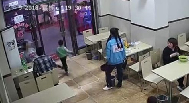 Thai phụ 7 tháng ngáng chân cậu bé 4 tuổi ngã chấn thương đầu nhưng vẫn ngồi thản nhiên ăn uống với chồng 2