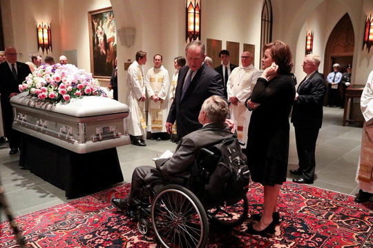 Sau khi chôn cất vợ, cựu Tổng thống Bush nhập viện 1