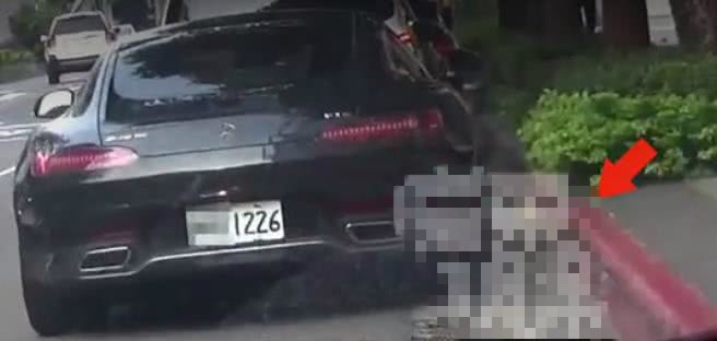 Tậu siêu xe mới trị giá hàng tỷ, Hoắc Kiến Hoa lộ khoảnh khắc quê độ khi chưa quen mở cửa xe - Ảnh 3. Tậu siêu xe mới trị giá hàng tỷ, Hoắc Kiến Hoa lộ khoảnh khắc 'quê độ' khi chưa quen mở cửa xe 3