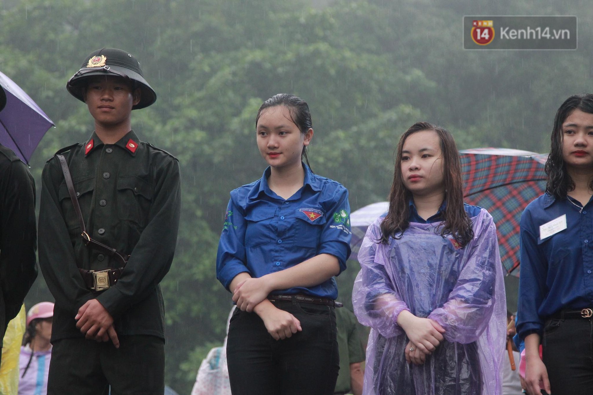 Hàng vạn người dân che ô đi khai hội Đền Hùng, hàng rào sống đứng dưới mưa đảm bảo trật tự cho lễ hội - Ảnh 7. Hàng vạn người dân che ô đi khai hội Đền Hùng, hàng rào sống đứng dưới mưa đảm bảo trật tự 7