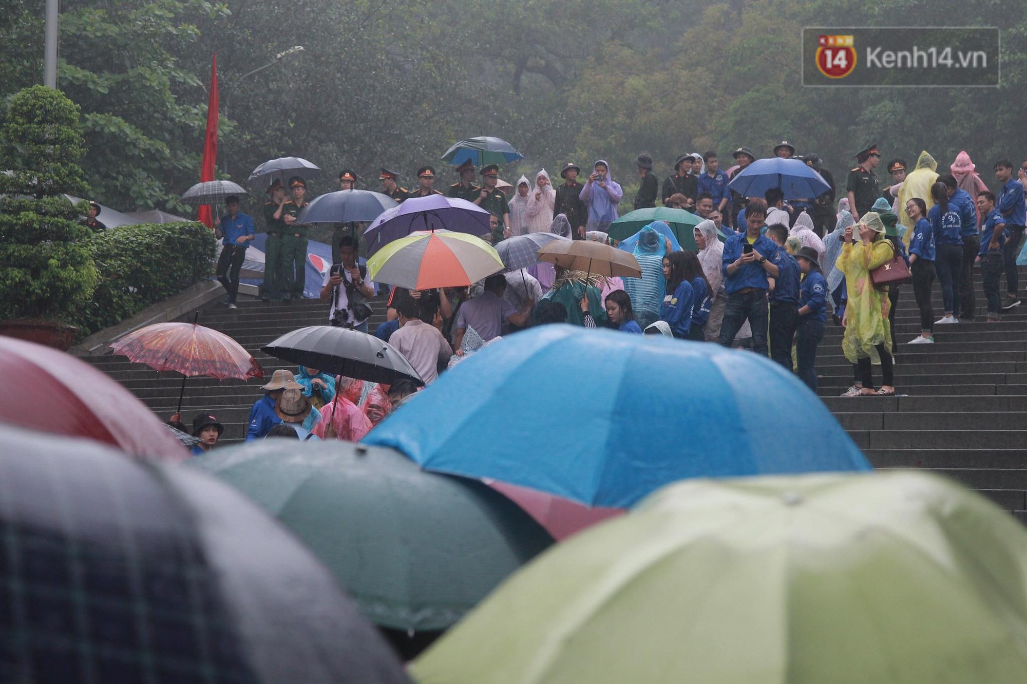 Hàng vạn người dân che ô đi khai hội Đền Hùng, hàng rào sống đứng dưới mưa đảm bảo trật tự cho lễ hội - Ảnh 2.