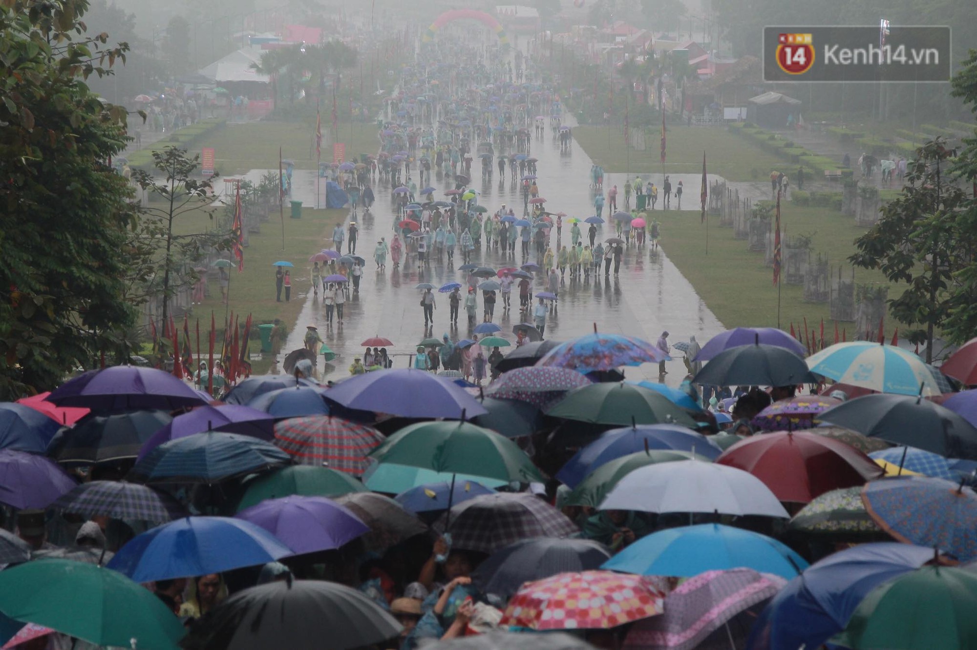 Hàng vạn người dân che ô đi khai hội Đền Hùng, hàng rào sống đứng dưới mưa đảm bảo trật tự 3
