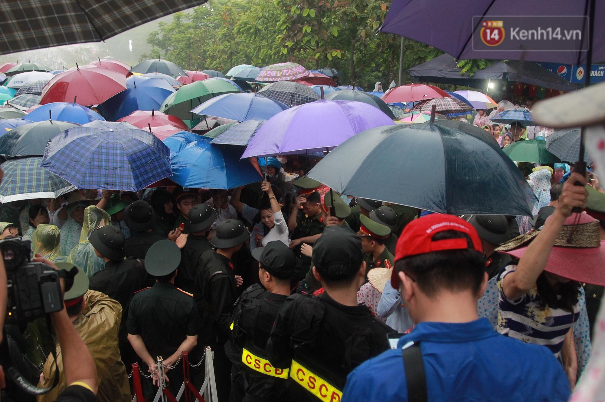 Hàng vạn người dân che ô đi khai hội Đền Hùng, hàng rào sống đứng dưới mưa đảm bảo trật tự 10