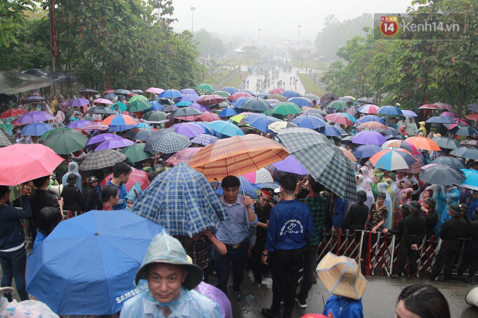 Hàng vạn người dân che ô đi khai hội Đền Hùng, hàng rào sống đứng dưới mưa đảm bảo trật tự cho lễ hội - Ảnh 4.