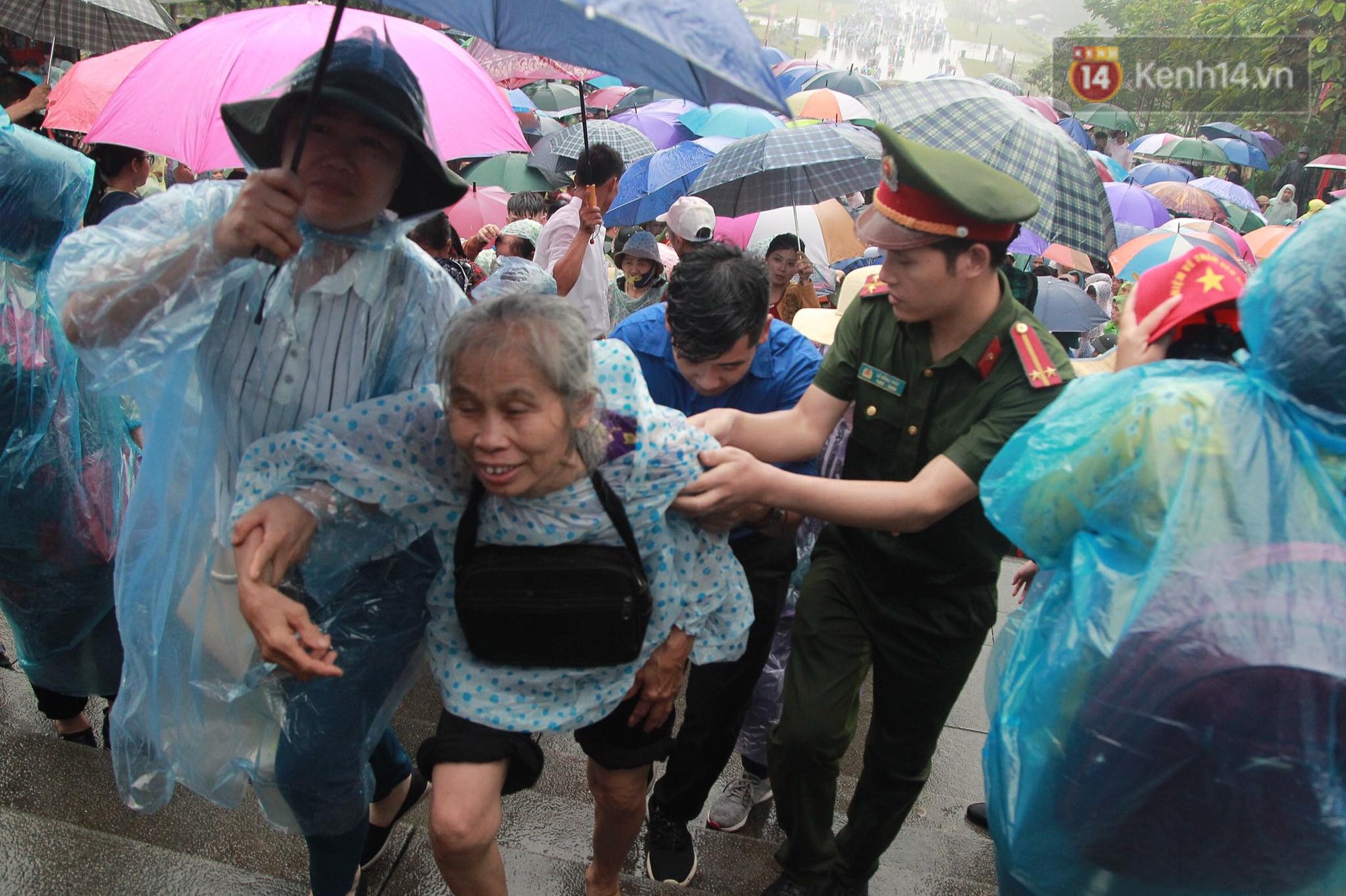 Hàng vạn người dân che ô đi khai hội Đền Hùng, hàng rào sống đứng dưới mưa đảm bảo trật tự cho lễ hội - Ảnh 11.