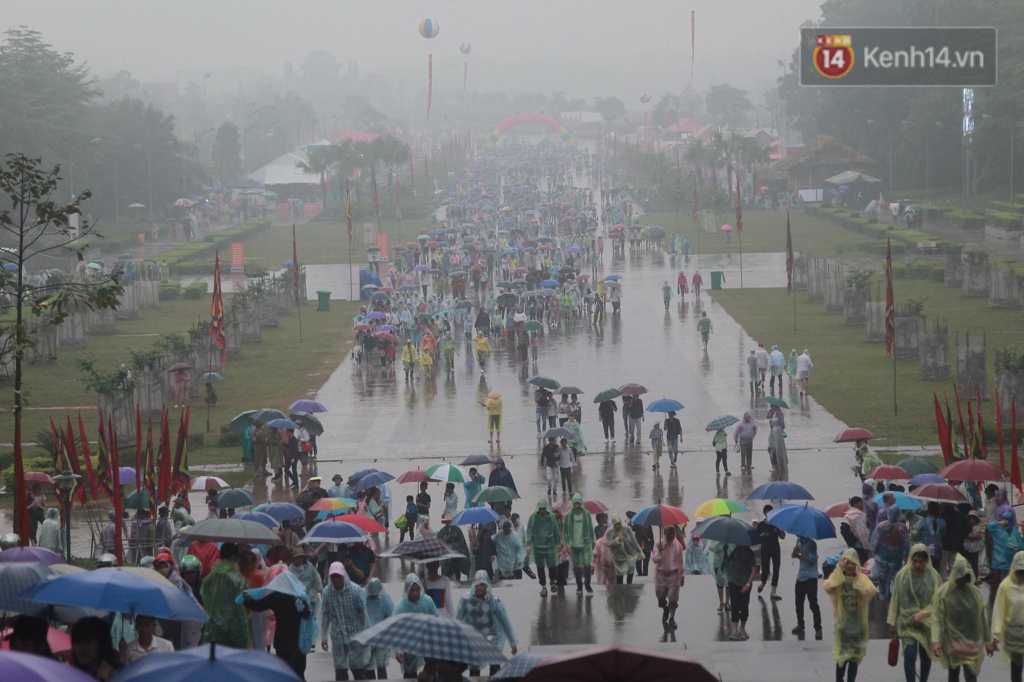 Hàng vạn người dân che ô đi khai hội Đền Hùng, hàng rào sống đứng dưới mưa đảm bảo trật tự cho lễ hội - Ảnh 1.