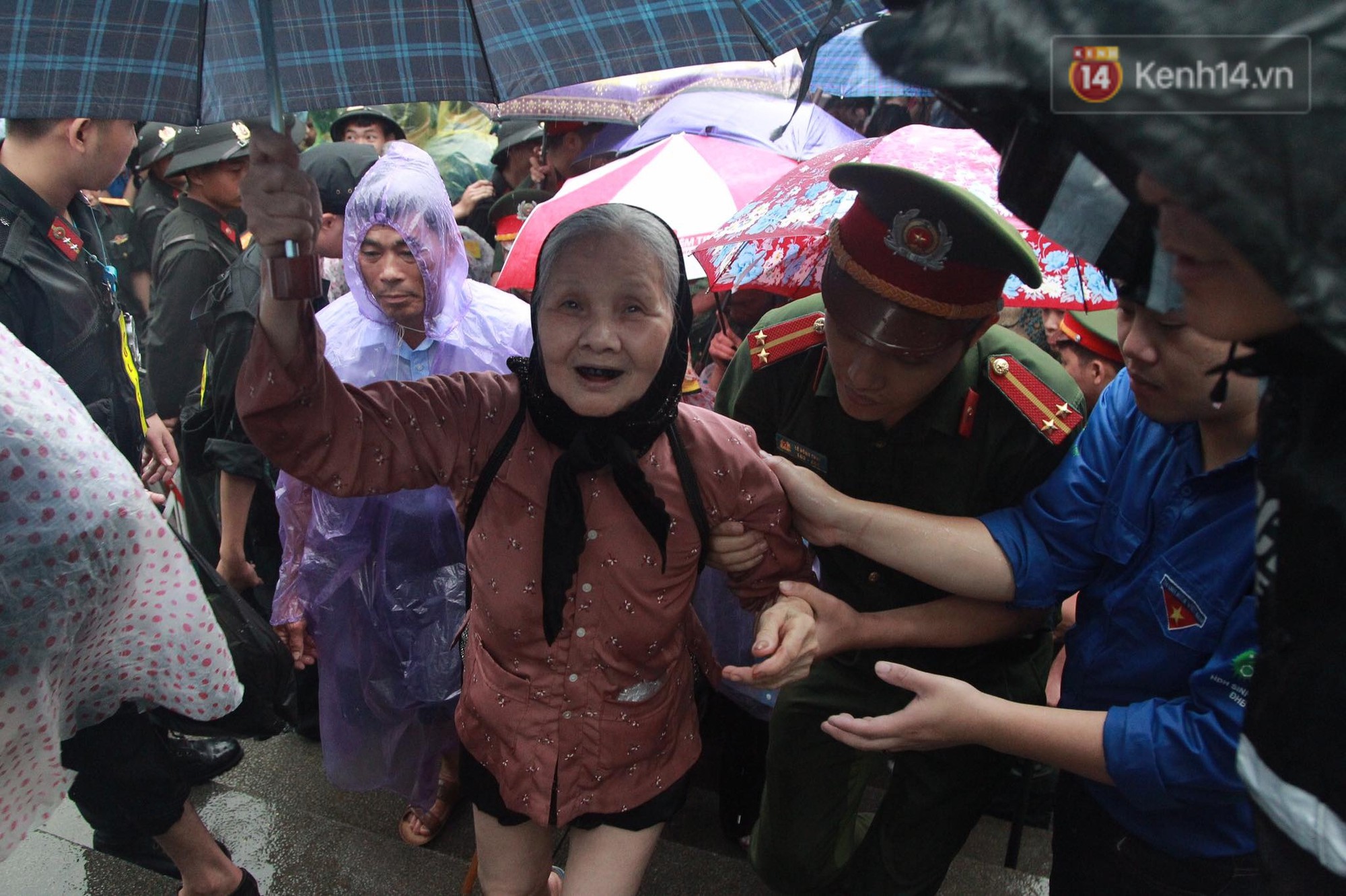 Hàng vạn người dân che ô đi khai hội Đền Hùng, hàng rào sống đứng dưới mưa đảm bảo trật tự cho lễ hội - Ảnh 13.