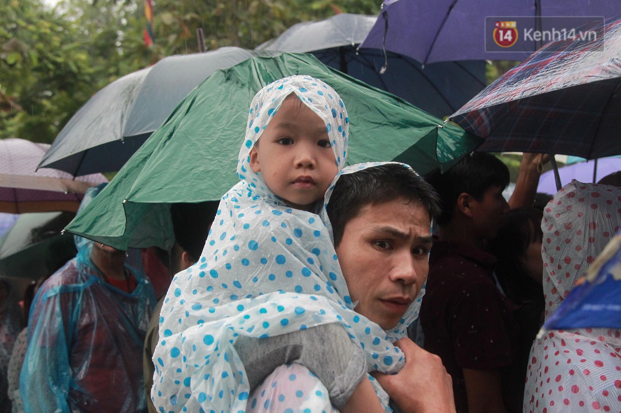 Hàng vạn người dân che ô đi khai hội Đền Hùng, hàng rào sống đứng dưới mưa đảm bảo trật tự cho lễ hội - Ảnh 14.