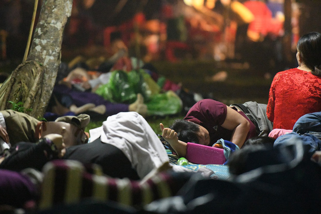 Du khách, trẻ nhỏ ngủ qua đêm la liệt tại đền Hùng - Ảnh 10.