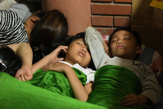 Du khách, trẻ nhỏ ngủ qua đêm la liệt tại đền Hùng 5