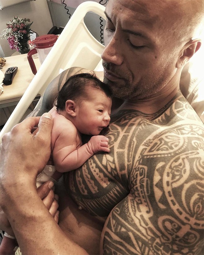 Dwayne Johnson hủy sự kiện quan trọng, gửi video xin lỗi để ở nhà chăm sóc con gái 1 Dwayne Johnson hủy sự kiện quan trọng, gửi video xin lỗi để ở nhà chăm sóc con gái 1