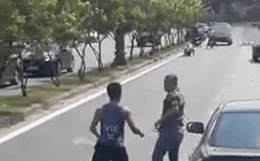 HCM: Va chạm trên đường, hùng hổ đánh nhau gặp đúng... nhà vô địch Muay Thái