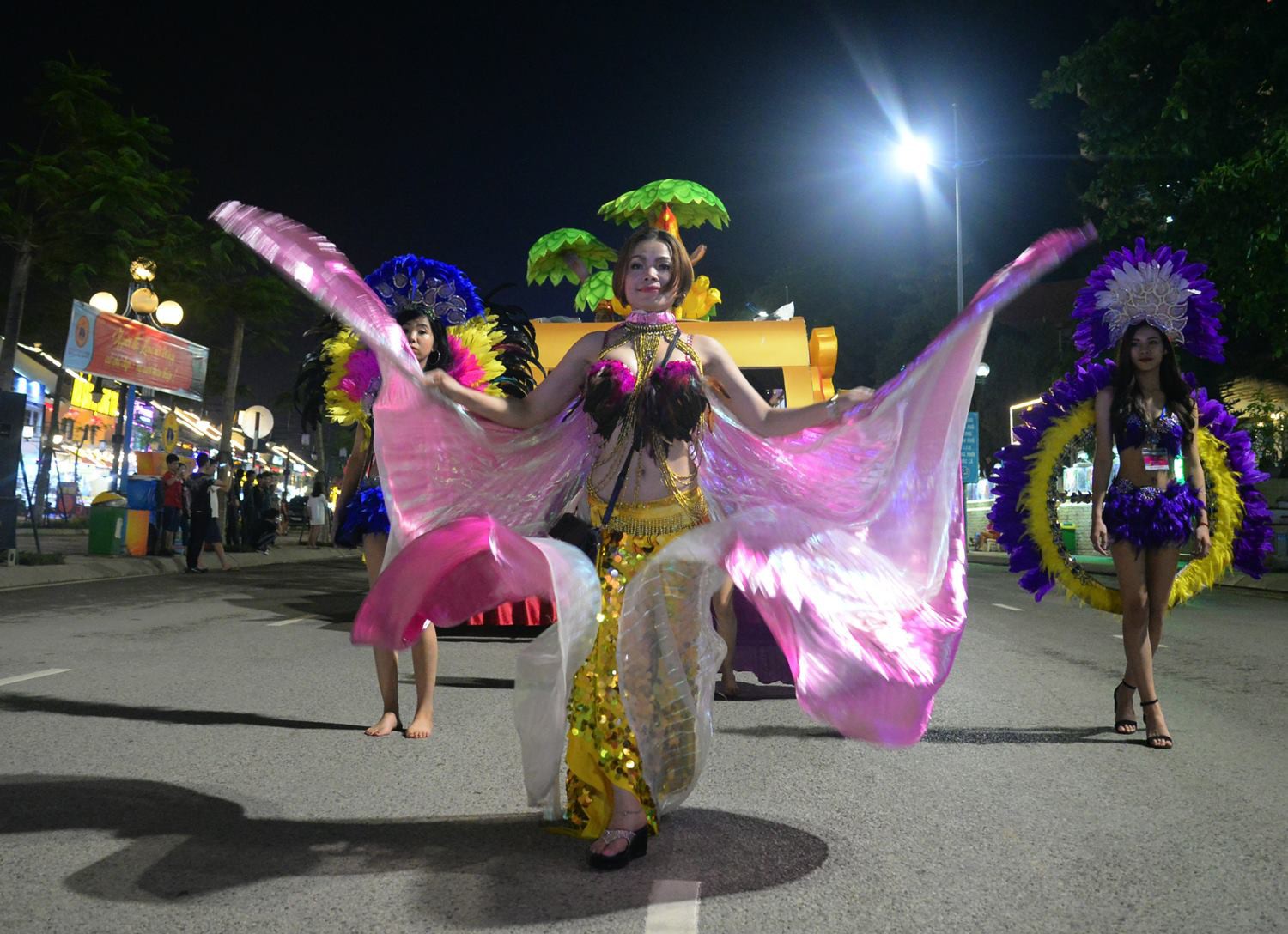 12 xe kết hoa cùng hơn 1000 diễn viên khuấy động đường phố Bãi Cháy dịp Carnaval Hạ Long 2018 - Ảnh 1.