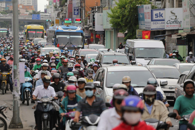Kết thúc ngày làm việc trước kỳ nghỉ lễ 30/4, hàng trăm người dân khăn gói di chuyển bẳng xe máy về quê - Ảnh 8.